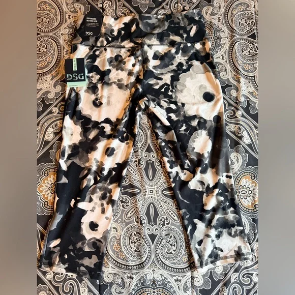 DSG Performance High Rise Capri Workout Leggings Large - Picture 3 of 6